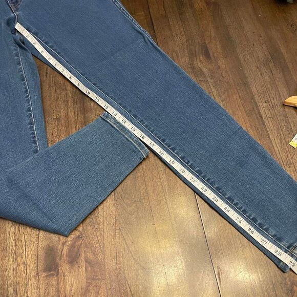 Madewell 10" High-Rise Roadtripper Supersoft Jeans in Motte Wash - Picture 8 of 8